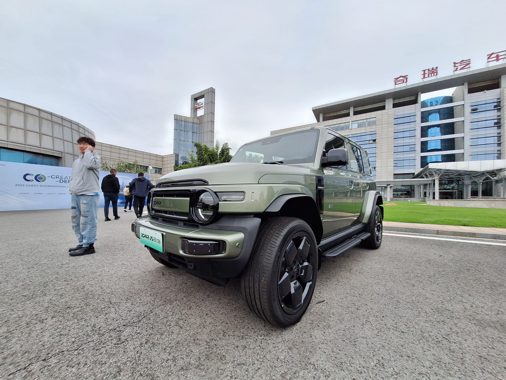 FOTO | Inedit: Ce obții atunci când combini un Mercedes-Benz Clasa G cu o Toyota Fj Cruiser? Chinezii au răspunsul și costă doar 12.000 de euro - Poza 31