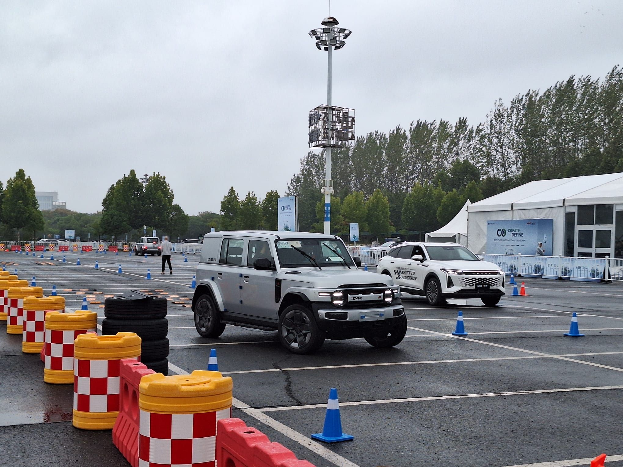 FOTO | Inedit: Ce obții atunci când combini un Mercedes-Benz Clasa G cu o Toyota Fj Cruiser? Chinezii au răspunsul și costă doar 12.000 de euro - Poza 27