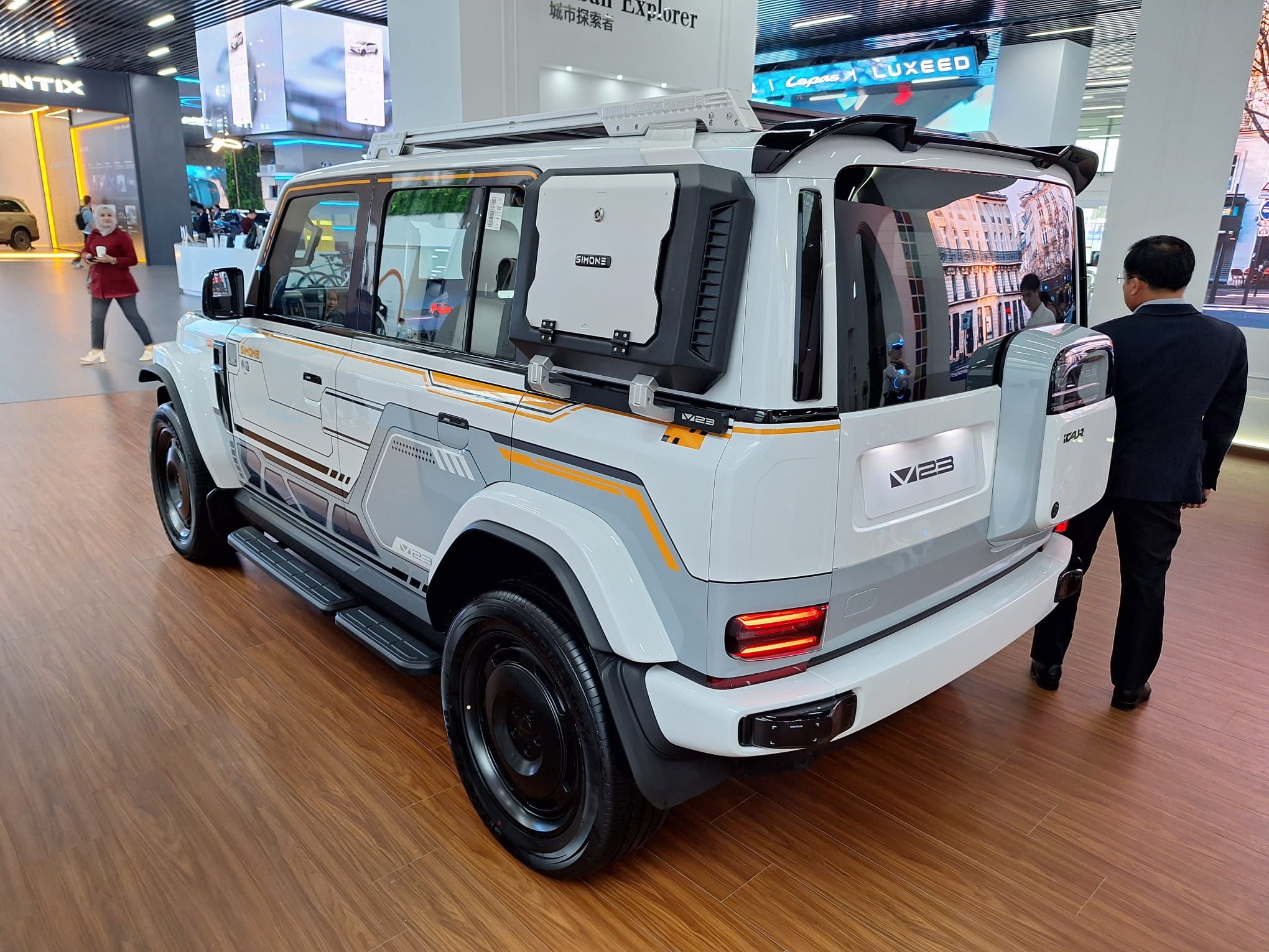 FOTO | Inedit: Ce obții atunci când combini un Mercedes-Benz Clasa G cu o Toyota Fj Cruiser? Chinezii au răspunsul și costă doar 12.000 de euro - Poza 2
