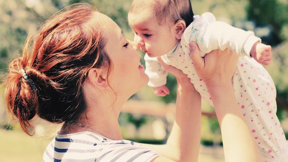 Analiza despre copiii care nasc copii: nasteri premature, rata de vaccinare scazuta si riscuri sociale