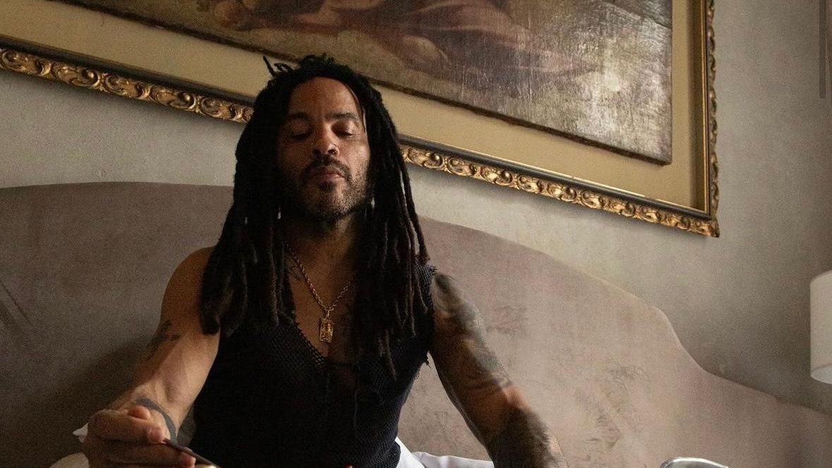 Vezi ce cameră de hotel a cerut Lenny Kravitz pentru concertul de la UNTOLD.  Află ce trebuie să facă reprezentanții hotelului pe timpul șederii lui Kravitz