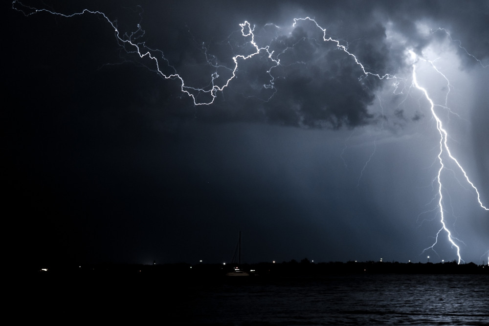 METEO: După furtunile violente de aseară, vremea exremă continuă. Zonele vizate de noile avertizări ANM
