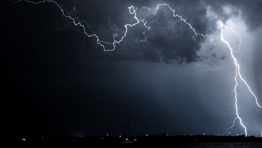 METEO: După furtunile violente de aseară, vremea exremă continuă. Zonele vizate de noile avertizări ANM