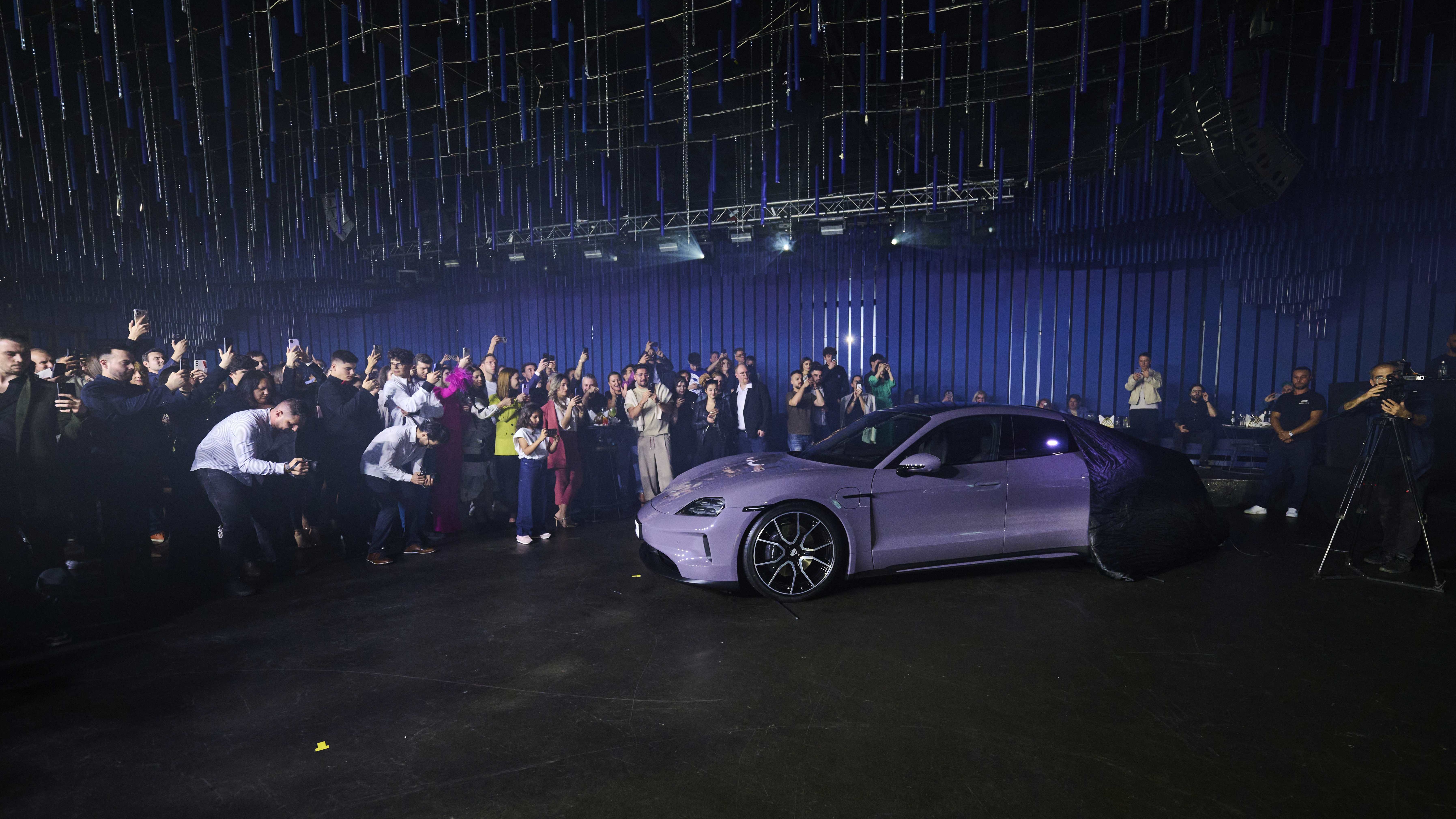 GALERIE FOTO | Cel mai puternic Porsche din istorie a fost lansat în România. Care este secretul noului Taycan