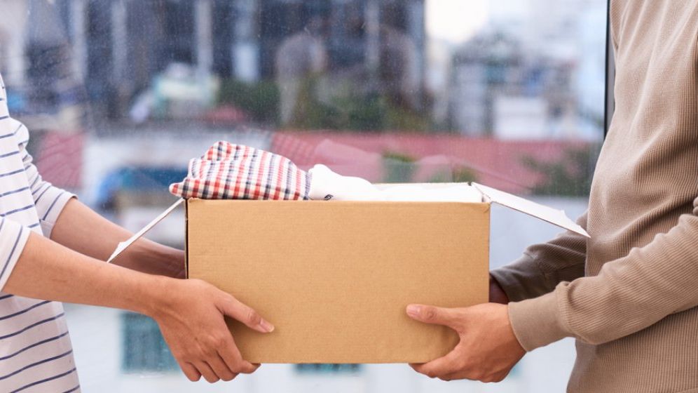 Asociatia Atitudini & Alternative a instalat opt containere pentru donatii de haine in Bucuresti