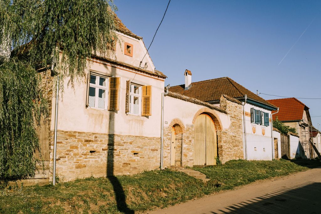 Ansamblu de case tradiționale, scos la vânzare lângă Viscri, satul în care are case regele Char - Imagine 12