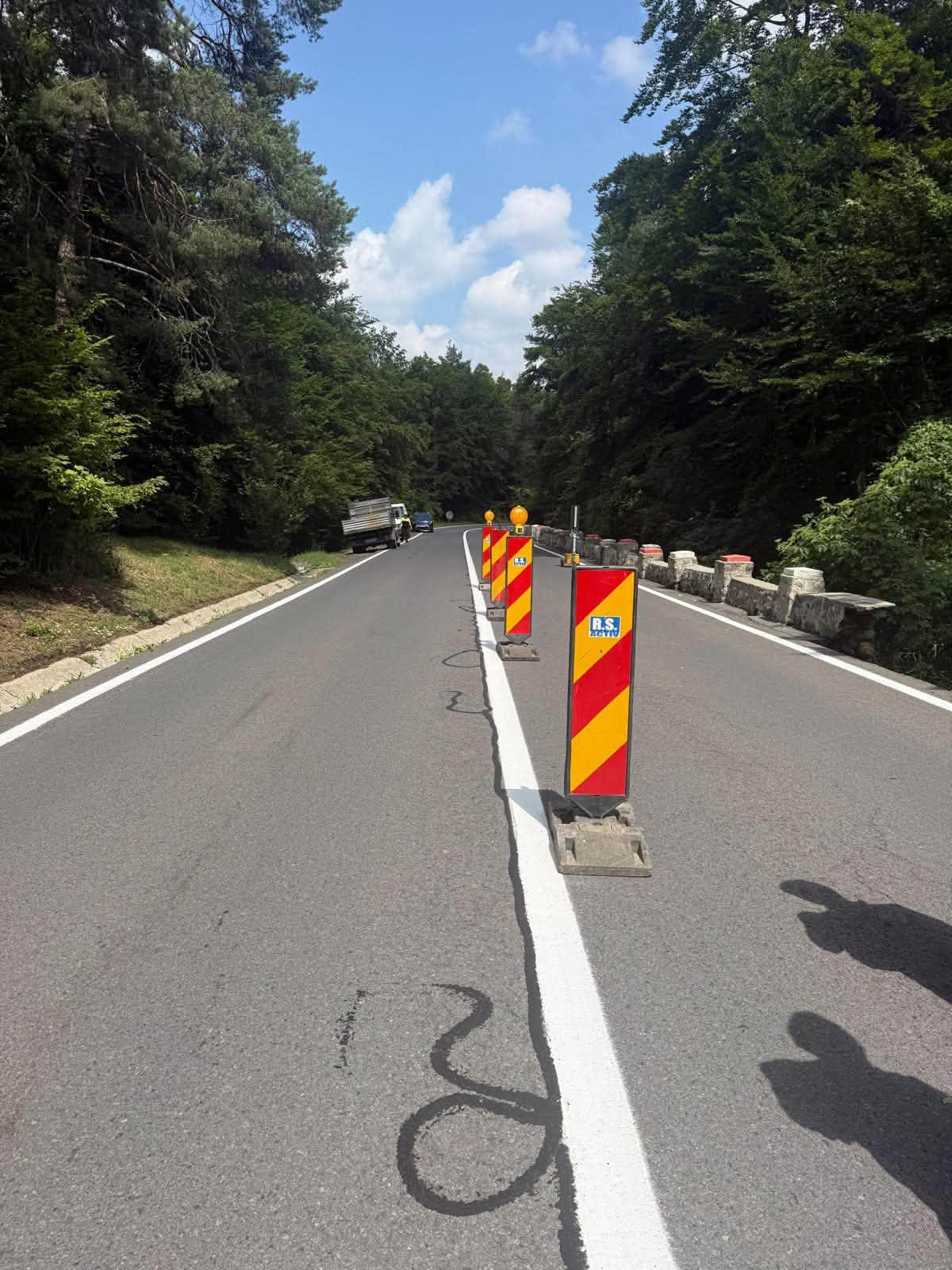 Restricții în trafic pe drumul Brașov - Poiana Brașov. O porțiune a zidului de susținere s-a prăbușit