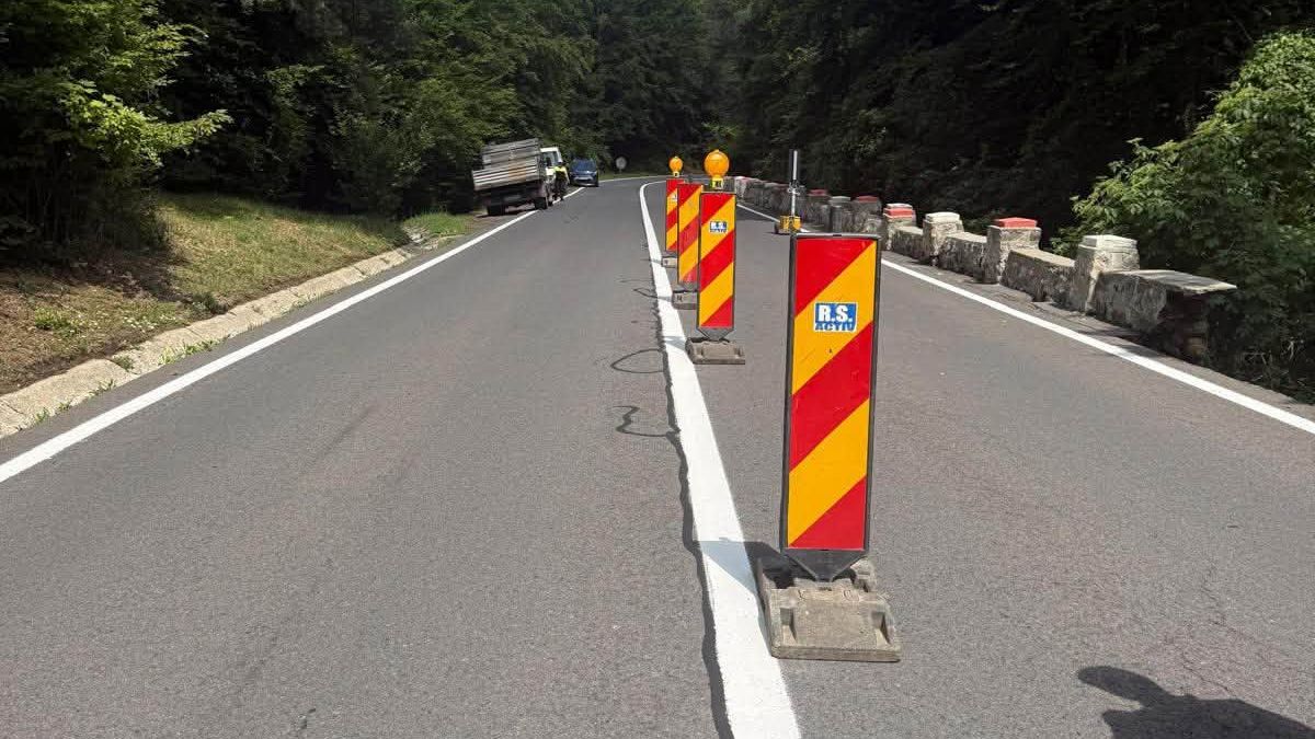 Restricții în trafic pe drumul Brașov - Poiana Brașov. O porțiune a zidului de susținere s-a prăbușit