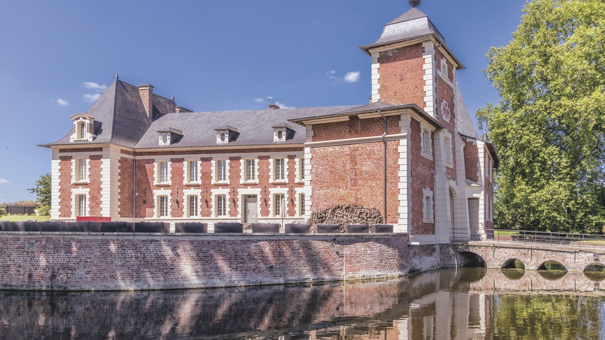 Cauți un „chateau” cu canal de apărare în nordul Franței? Tocmai a fost scos unul la vânzare!