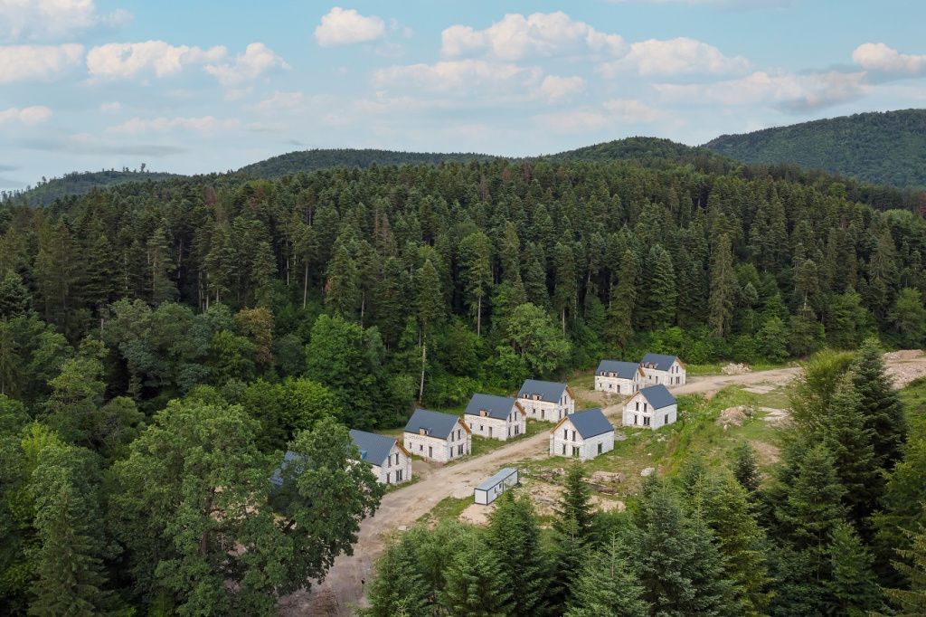 GALERIE FOTO | Proiect imobiliar de peste 12 mil. euro construit în mijlocul unei păduri seculare - Imagine 11
