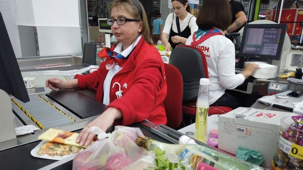 Unii retaileri din SUA și Anglia renunță la casele automate și încep să angajeze iar casieri