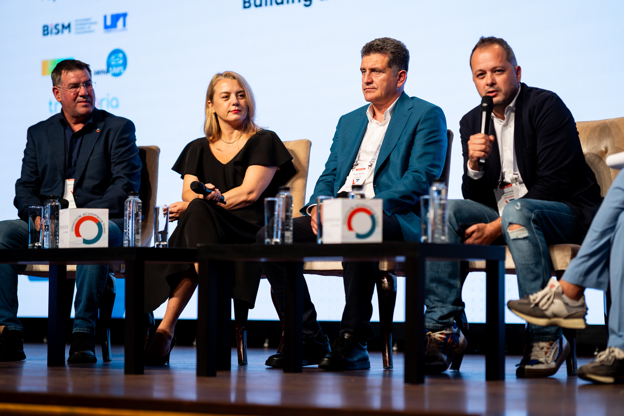 Semnale din comerțul online. Cash-ul reprezintă încă 55–60% din plățile din România, în timp ce AI și social commerce schimbă deja traseul de cumpărare