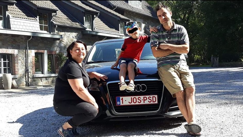 Roman plecat in Belgia anunta ca se intoarce in tara. "JOS PSD", numarul de inmatriculare al masinii