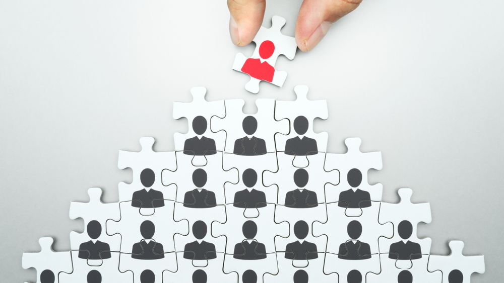 Coronavirusul lovește la nivel înalt: Companiile taie și angajările directorilor