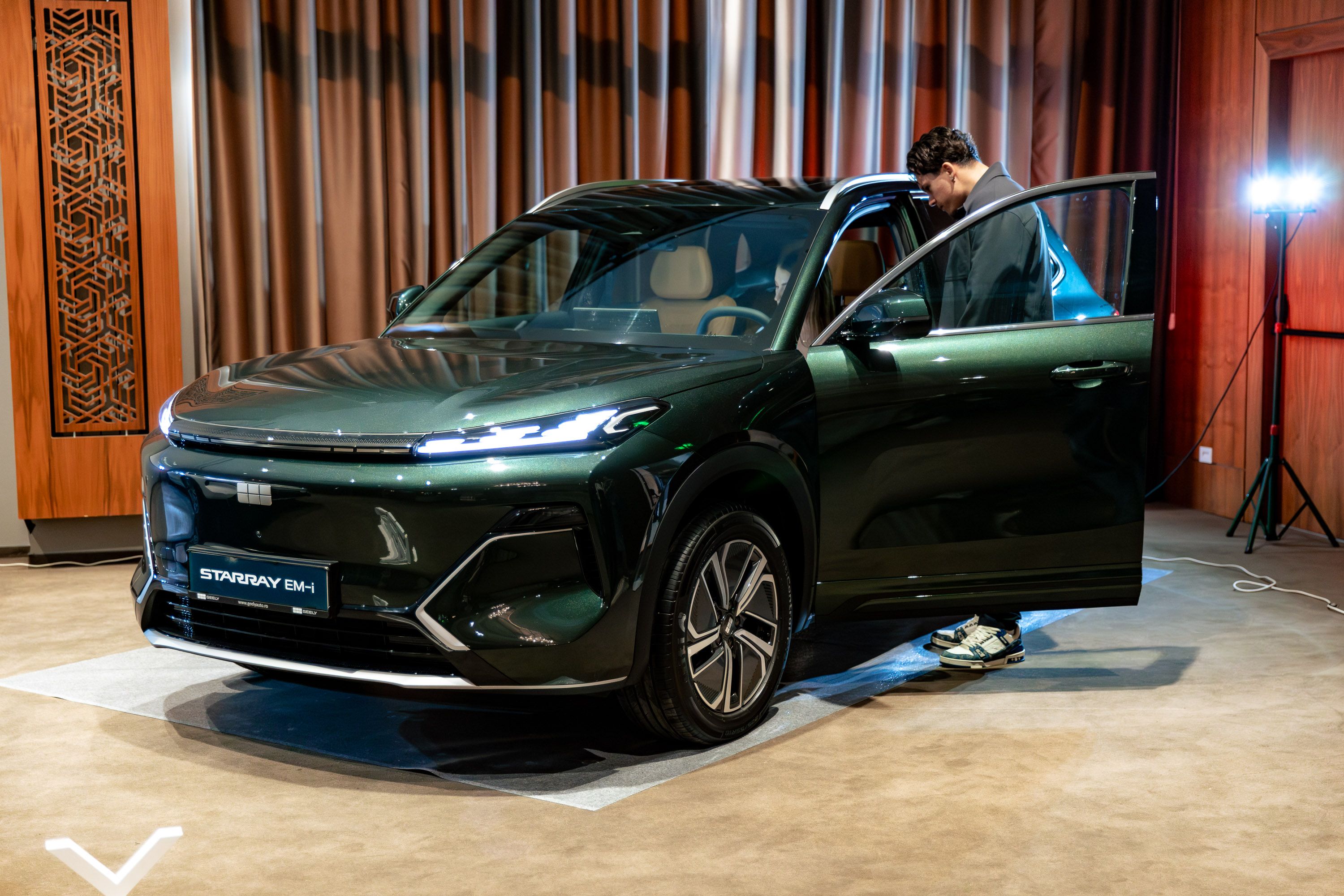 Geely lansează în România versiunea plug-in hibrid a SUV-ului Starray. Cât costă - Poza 1
