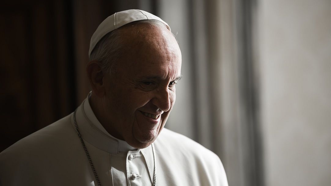 Papa Francisc a purtat pentru prima dată mască la o slujbă publică