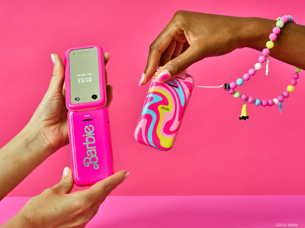 HMD și Mattel au scos pe piață telefonul Barbie, un model retro cu clapetă - Imagine 8