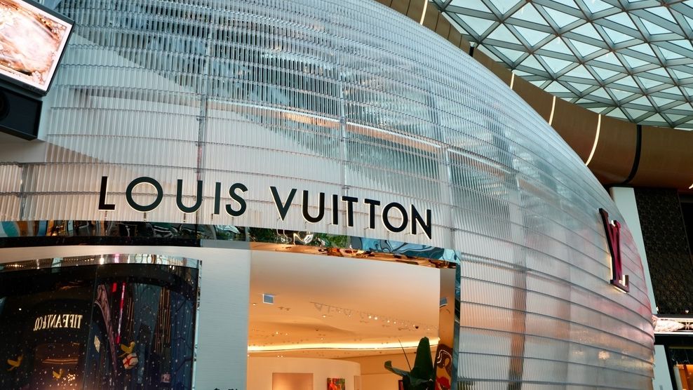 Produsele ”fake” și second hand mușcă serios din profitul Louis Vuitton şi Dior