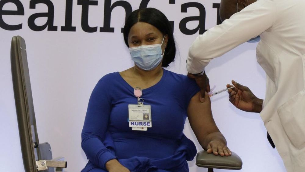 O infirmieră de la terapie intensivă din Connecticut este prima persoană vaccinată cu o doză Moderna