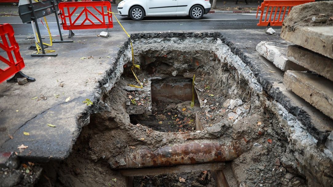 ELCEN: 2.200 de tone de apă caldă se pierd în fiecare oră din cauza conductelor din București