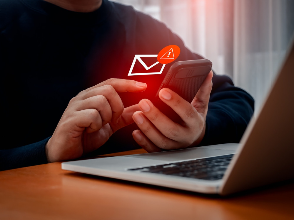 Fraudă online în numele Poliției Române: mesaje false despre amenzi și linkuri pentru plata rapidă
