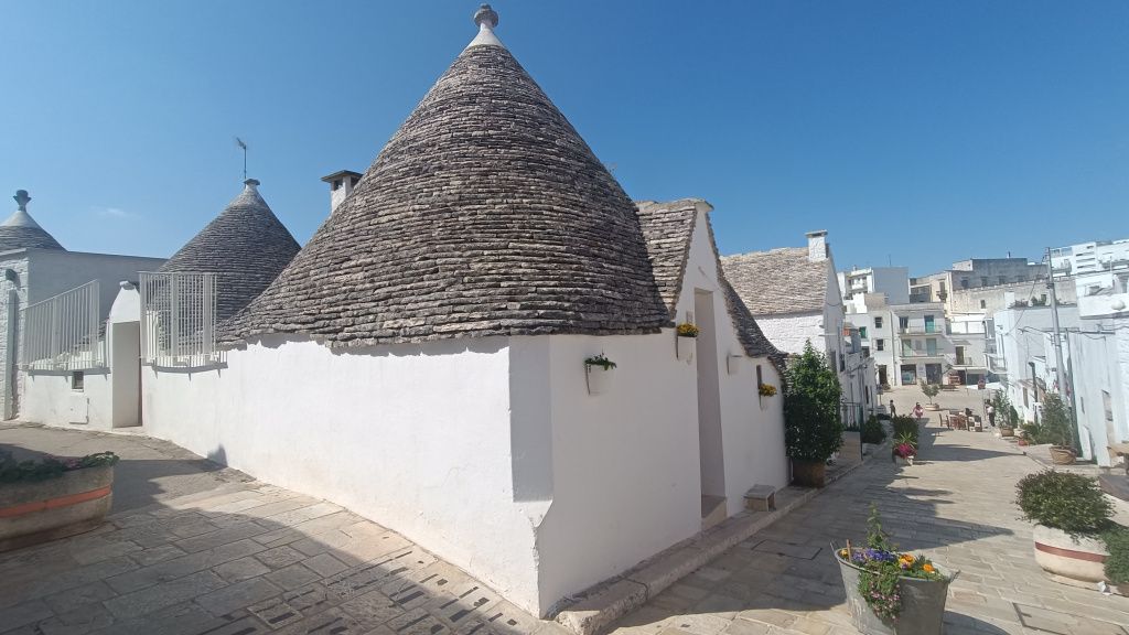 GALERIE FOTO: Alberobello, locul de unde s-au inspirat românii care au construit Castelul de Lut Va - Imagine 6