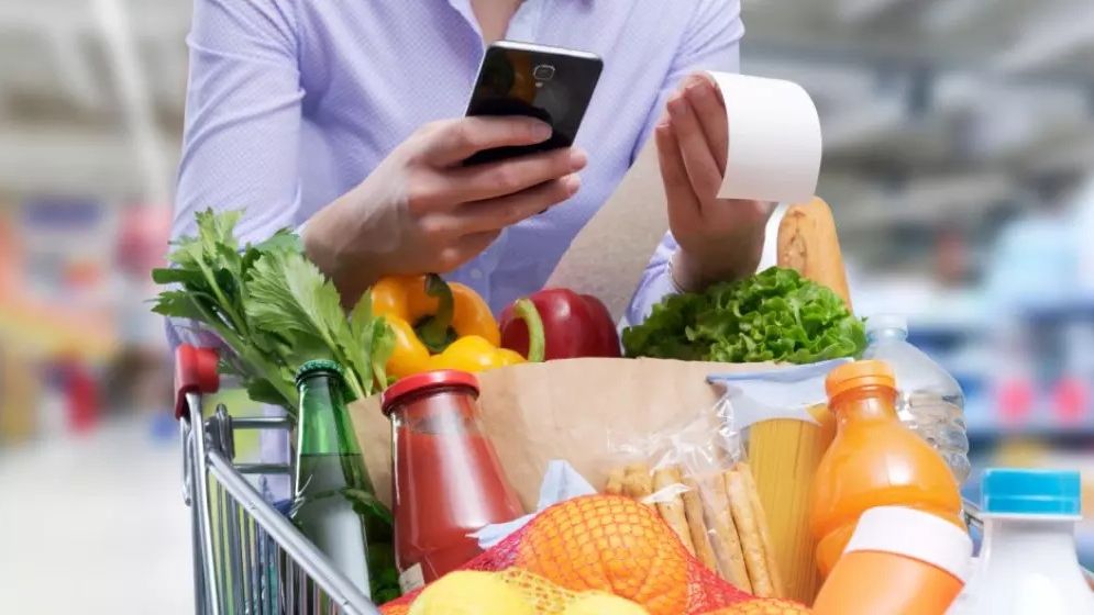 Românii beau mai puține răcoritoare și vânează promoțiile, dar nu renunță ușor la brandurile preferate