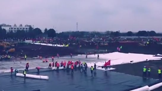 VIDEO. Spitalul construit de chinezi pentru coronavirus prinde contur, dupa patru zile de la inceperea lucrarilor