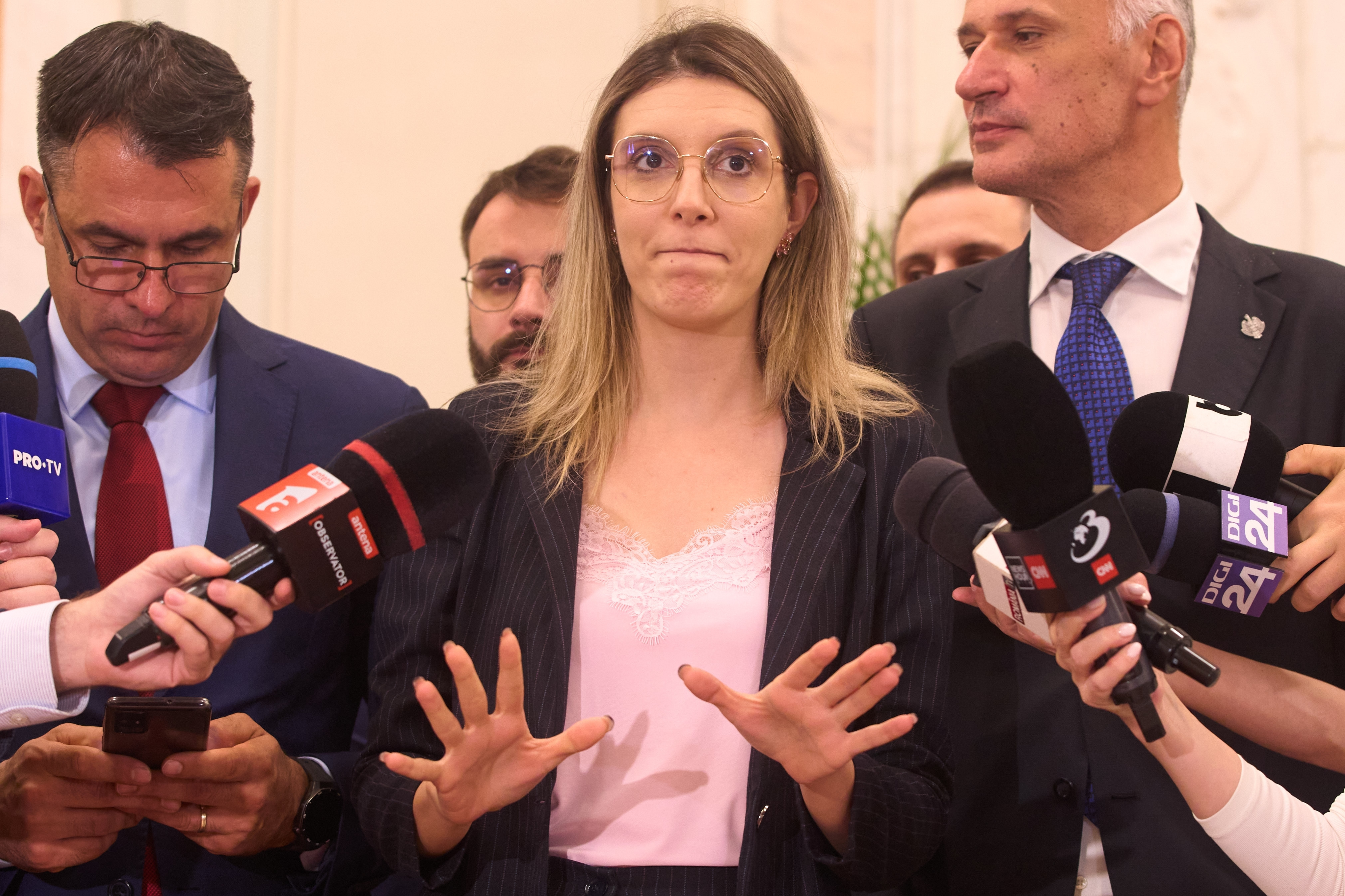 Diana Buzoianu îl dă afară pe șeful Apelor Române, după scandalul balastierelor ilegale din Olt