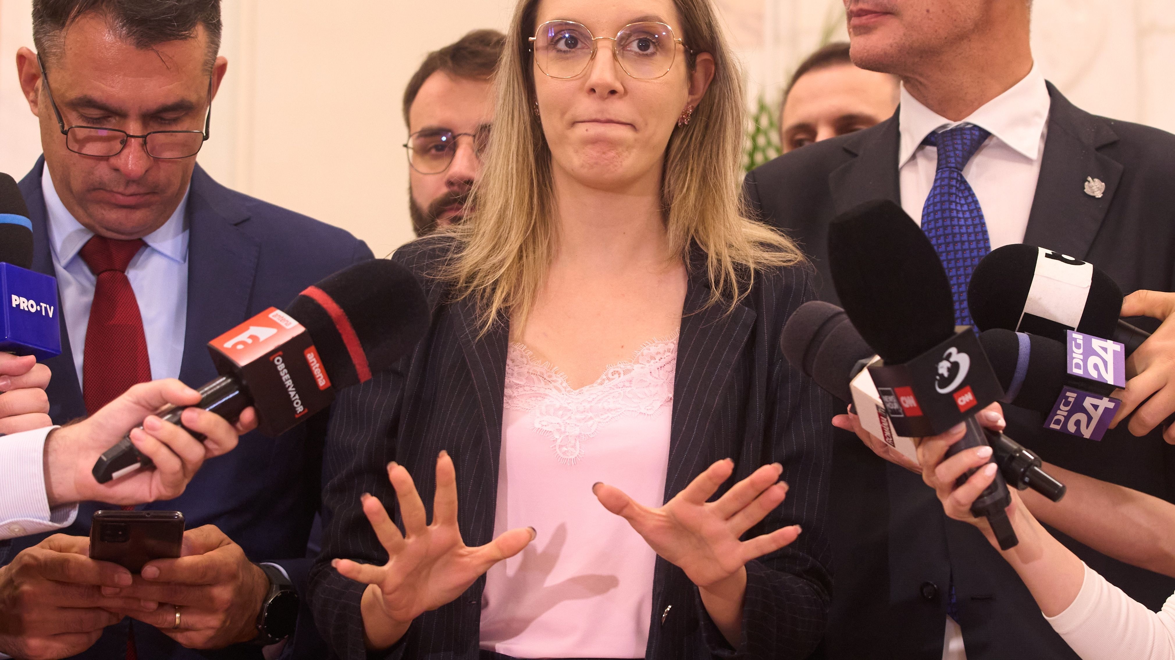 Diana Buzoianu îl dă afară pe șeful Apelor Române, după scandalul balastierelor ilegale din Olt
