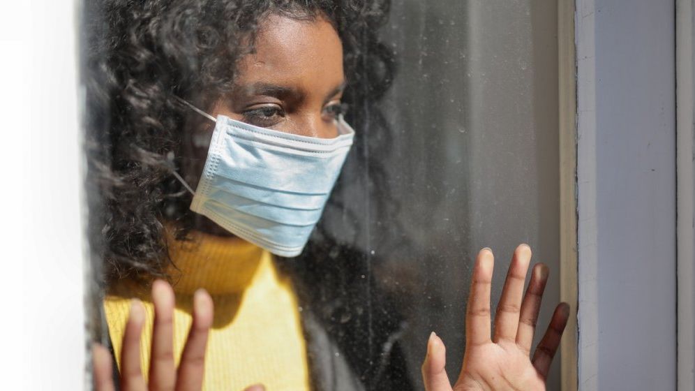 STUDIU: Asimptomaticii au aceeaşi cantitate de coronavirus ca persoanele simptomatice