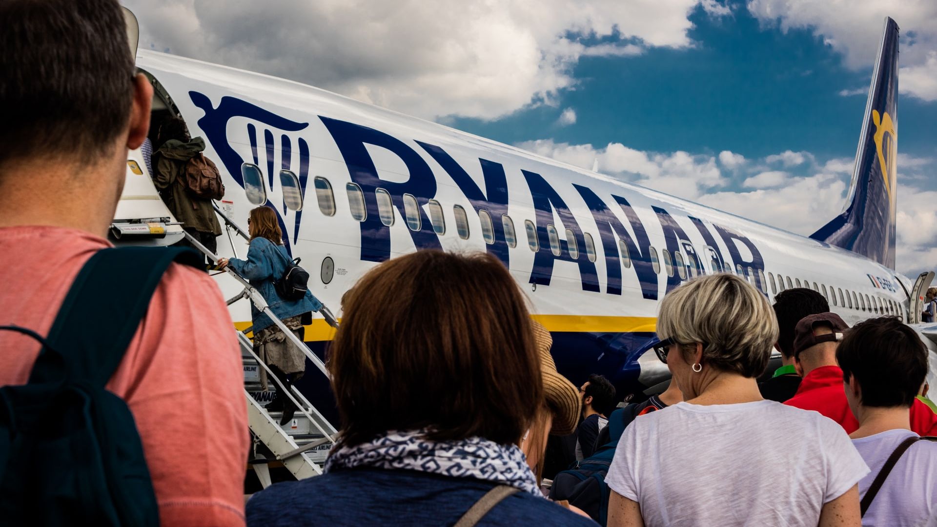 Greve ale echipajelor de cabină Ryanair. ”Nu avem voie nici să luăm o sticlă de apă în timpul zborului”