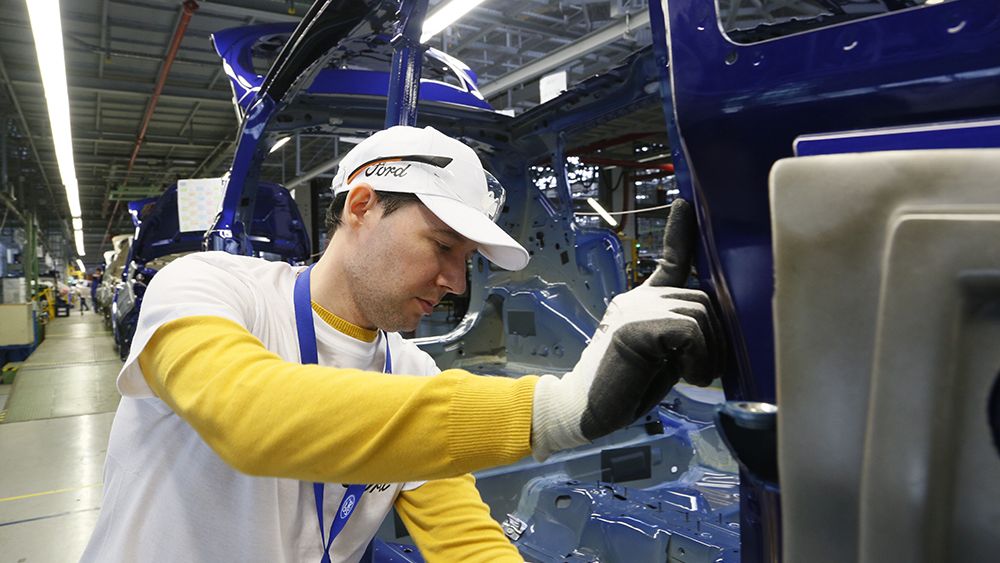 Am lucrat o zi in fabrica unde romanii produc masinile gigantului Ford: 7 ore si 24 de minute de asamblat si alte operatiuni