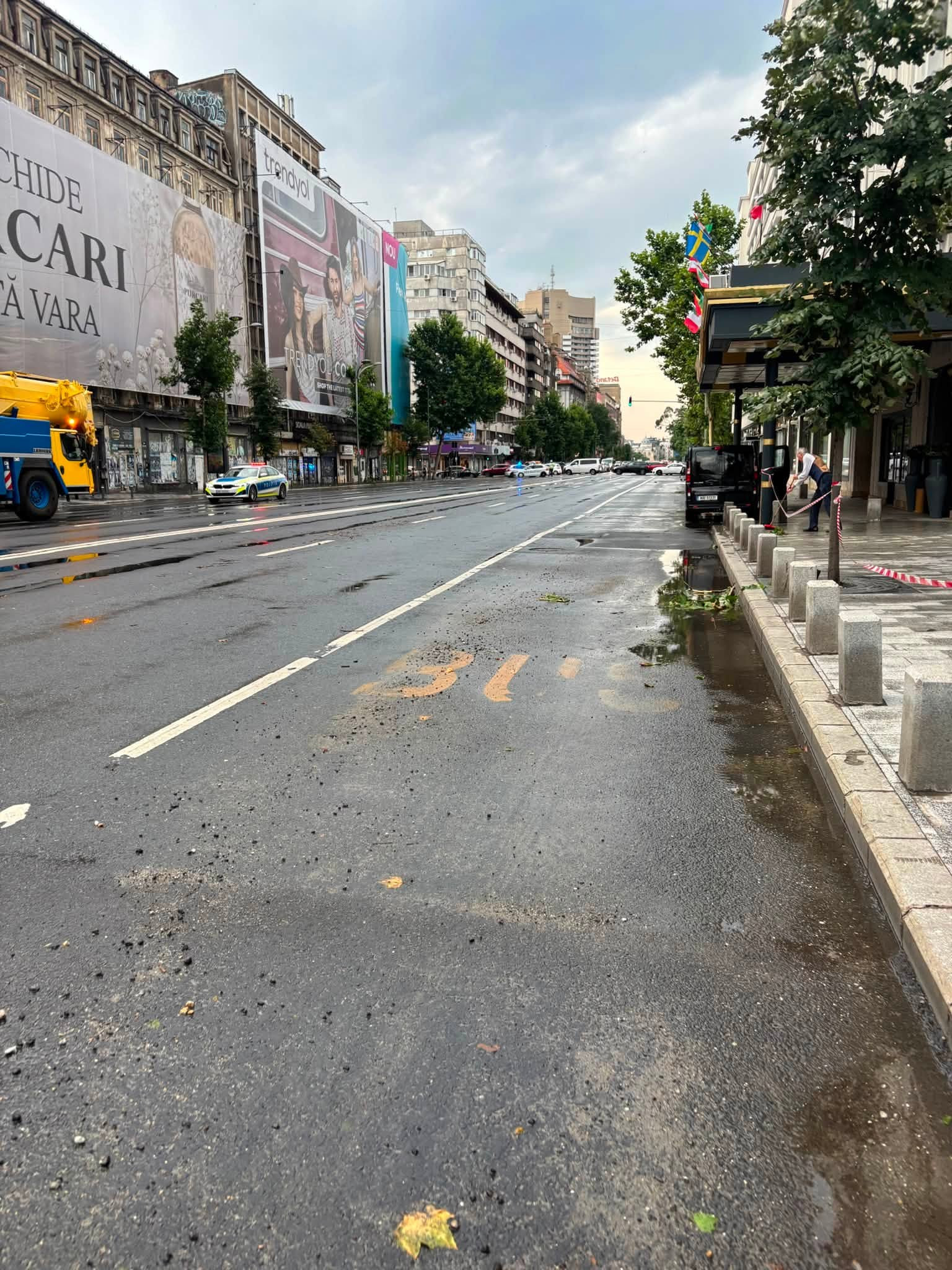 Furtuna de aseară a închis și Bulevardul Magheru: un acoperiș este desprins