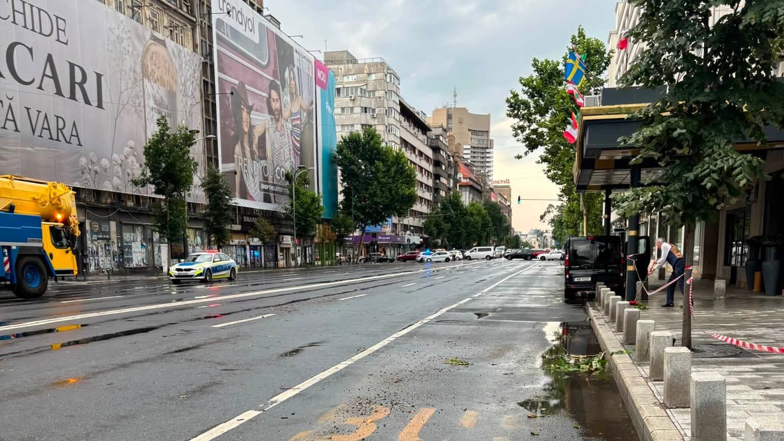 Furtuna de aseară a închis și Bulevardul Magheru: un acoperiș este desprins