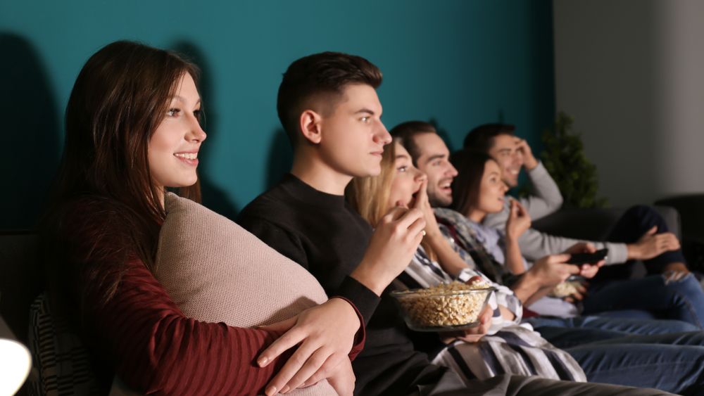 Cum iti poti transforma livingul intr-o sala de cinema