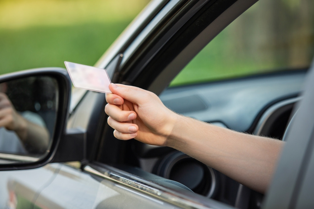 Cresc tarifele pentru documentele auto. Cât va costa emiterea permisului de conducere, a certificatului de înmatriculare și a autorizației de circulație provizorie