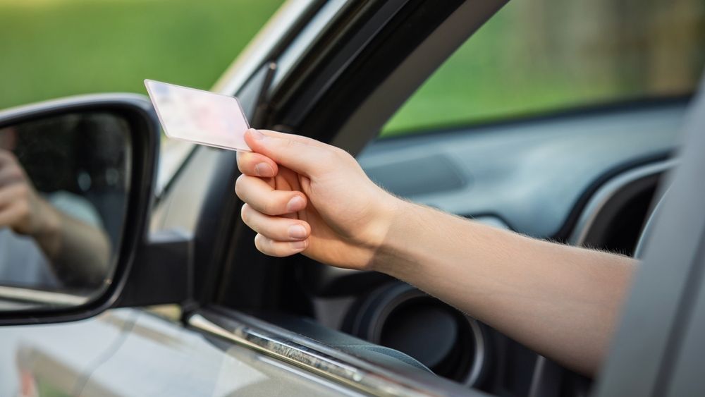 Cresc tarifele pentru documentele auto. Cât va costa emiterea permisului de conducere, a certificatului de înmatriculare și a autorizației de circulație provizorie