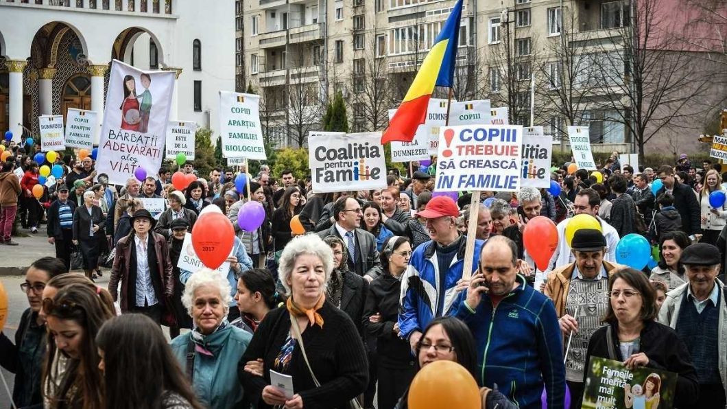 Romania, tara fumigenelor: alergam dupa can-can, tara arde cu noi in ea