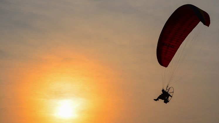 Un paramotor in care se aflau doua persoane s-a prabusit in localitatea Comana din judetul Giurgiu