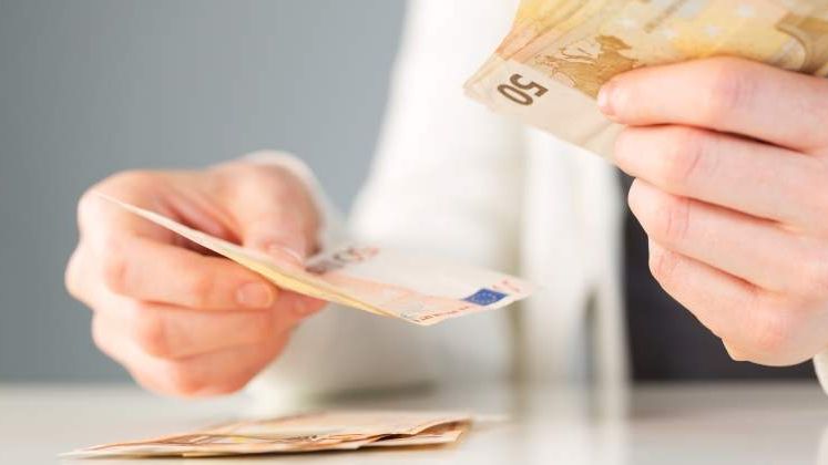 Monica Macovei spune ca trebuie sa returneze 10.000 de euro, bani imprumutati pentru campania din 2014