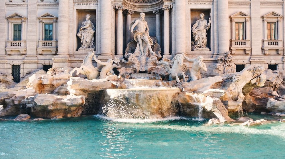 Turiștii care vin la Roma vor trebui să plătească 2 euro înainte să arunce bani în Fontana di Trevi: Apare o  taxă pentru a te apropia de fântână