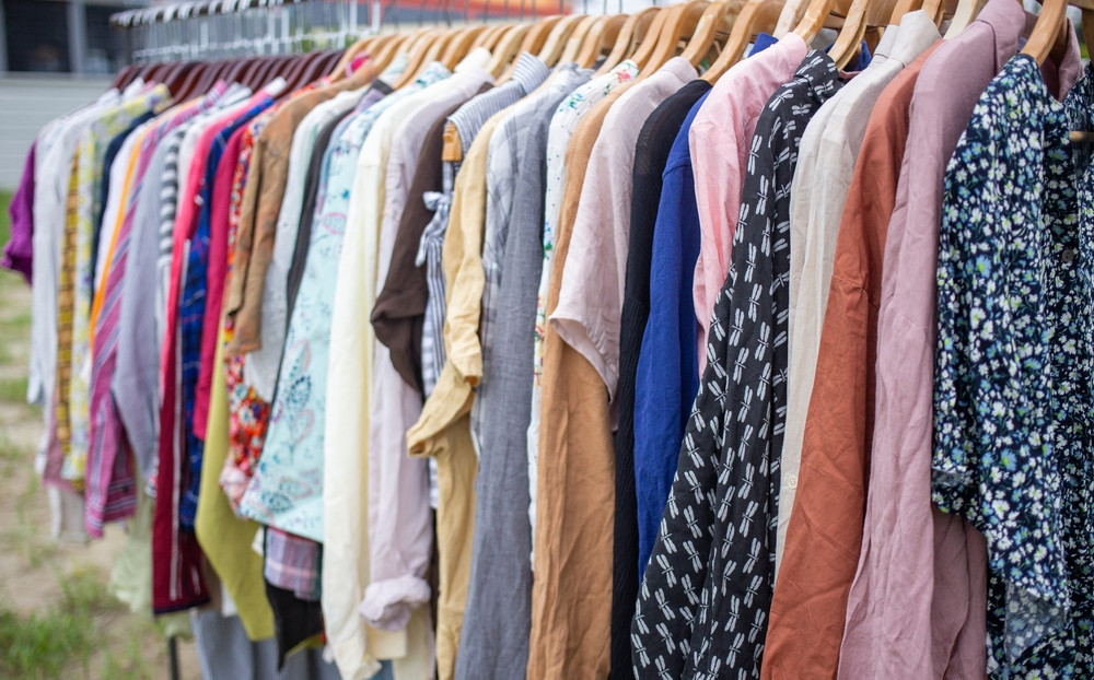 Românii preferă tot mai mult hainele la mâna a doua: 6 din 10 au cumpărat produse second-hand în ultimul an