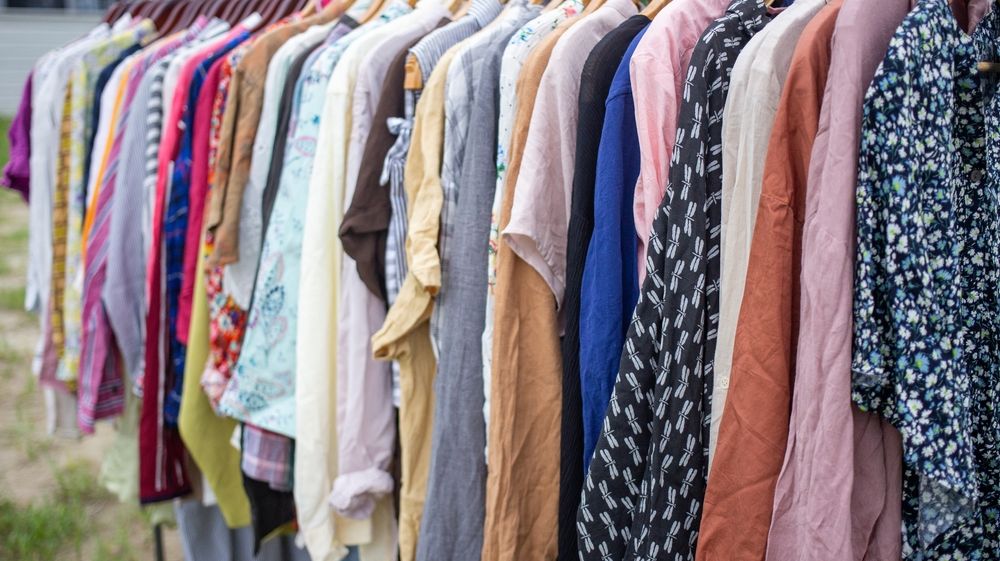 Românii preferă tot mai mult hainele la mâna a doua: 6 din 10 au cumpărat produse second-hand în ultimul an
