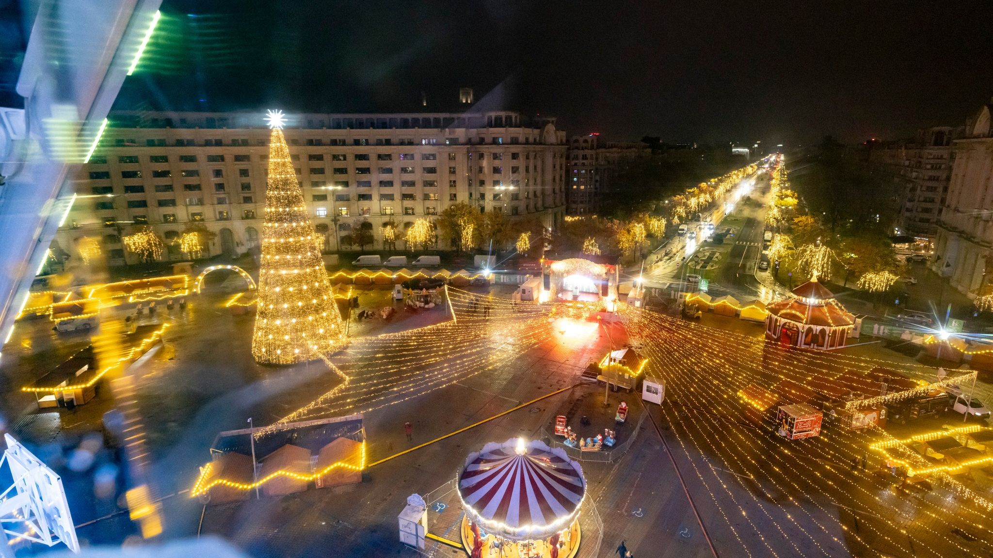 VIDEO | Au fost aprinse luminile de sărbători în București. Primăria a cumpărat instalaţii în valoare de 5 milioane lei