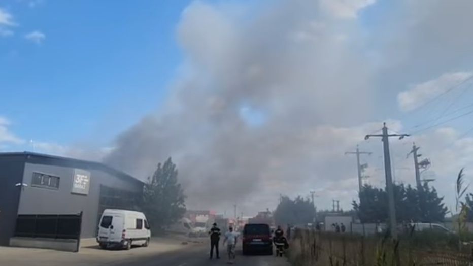 VIDEO Incendiu puternic la un depozit Sameday. A fost emis mesaj RO-ALERT