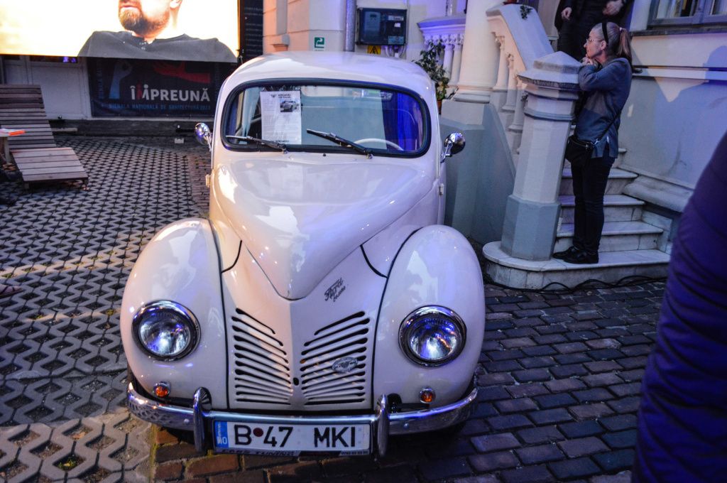 GALERIE FOTO | Mașinile istorice au împânzit centrul Capitalei de Zilele Orașului - Imagine 39