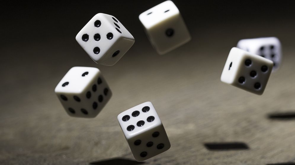 Amenzi usturătoare pentru opt jucători de barbut din București