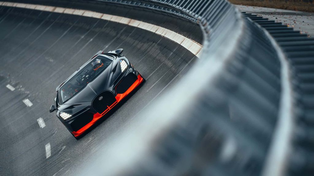 GALERIE FOTO | Bugatti a zdrobit recordul de viteză pentru o mașină decapotabilă - Imagine 4