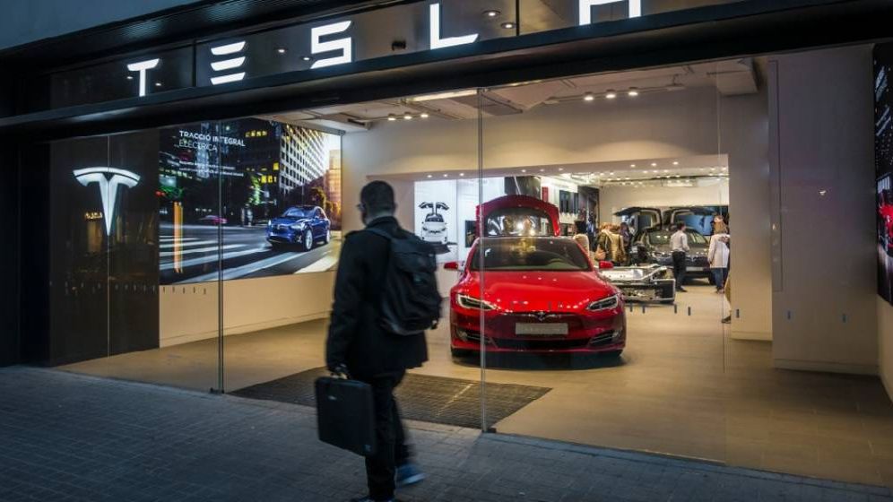 Tesla, scădere cu peste 40% a vânzărilor în Europa. Per total, contracția pieței a fost de doar 3%